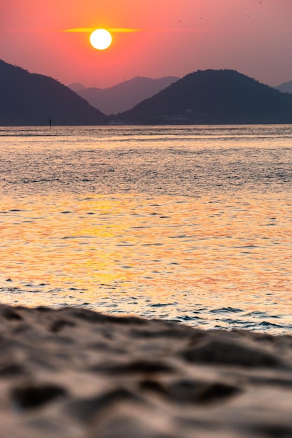 Nascer do sol na praia vermelha da Urca no Rio de Janeiro