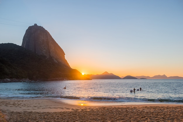 Foto nascer do sol na praia vermelha do bairro da urca no rio de janeiro, brasil.