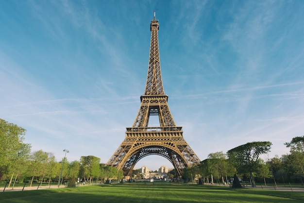 Foto nascer do sol na torre eiffel, em paris, frança.