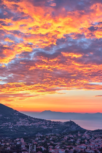 Nascer do sol na vila de Agerola, Bomerano, mar Tirreno, costa de Amalfi, Itália