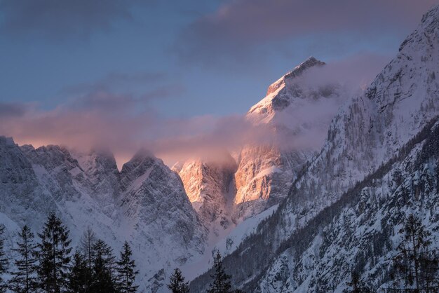 Foto nascer do sol nas montanhas cobertas de neve fresca