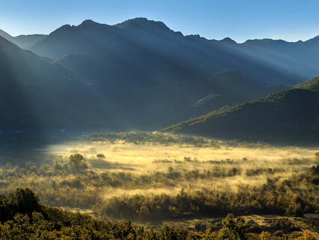 Nascer do sol nas montanhas