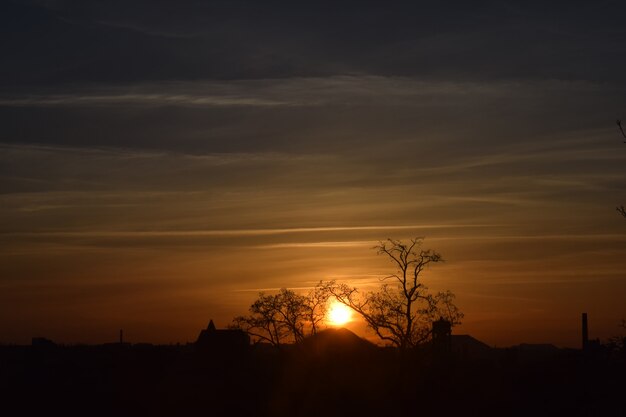 Nascer do sol natural do por do sol sobre o campo ou o prado.