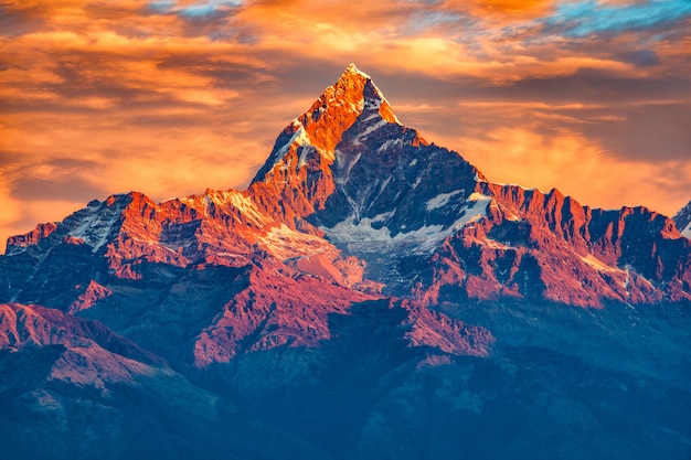 Nascer do sol nebuloso bonito nas montanhas com o ponto de vista do Himalaia do fron do cume da neve, Pokhara Nepal