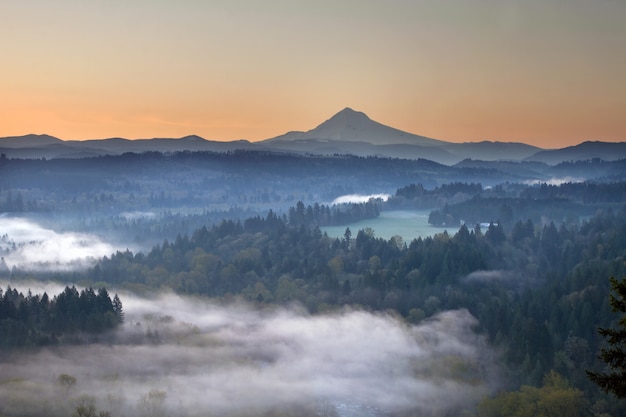 Nascer do sol nevoento sobre o rio sandy e mount hood