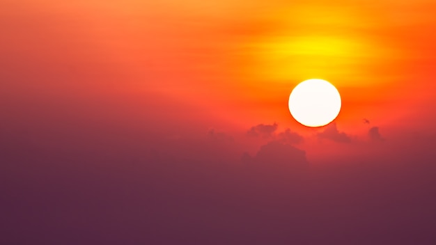 Nascer do sol no céu vermelho com nuvens de manhã