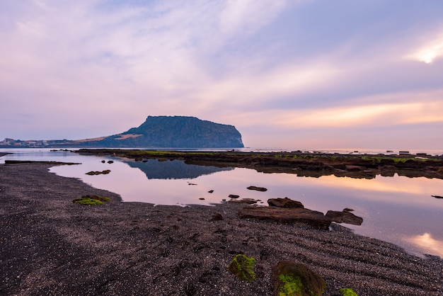 Foto nascer do sol no ilchulbong de seongsan na ilha de jeju, coreia do sul