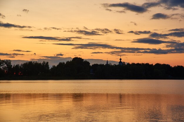 Nascer do sol no lago selige. ostashkov, cidade e centro administrativo do distrito de ostashkovsky no oblast de tver, rússia,