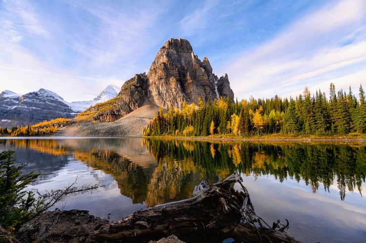 Foto nascer do sol no lago sunburst com o monte assiniboine na floresta de outono no parque provincial