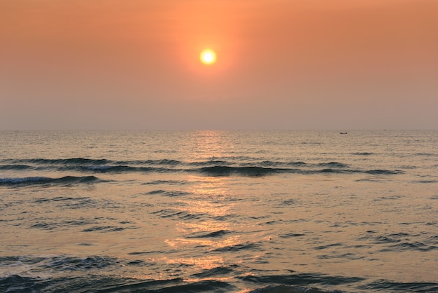 nascer do sol no mar. A praia Huahin, Prachuap Khiri Khan, Tailândia