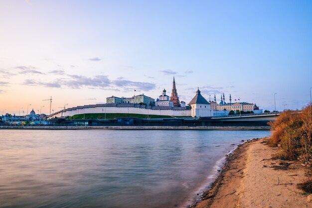 Nascer do sol no rio Kazan Kremlin e Kazanka