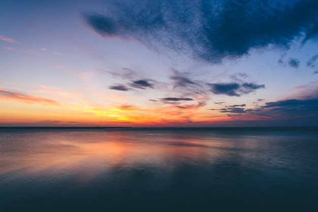 Nascer do sol no rio Volga com o céu refletido na água