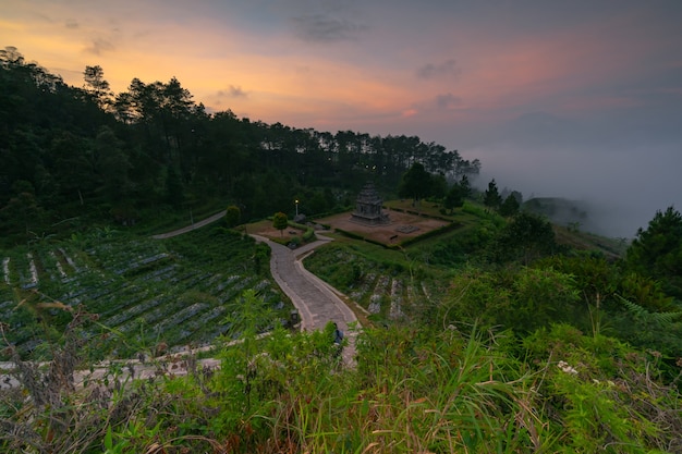 Nascer do sol no templo de Gedong Songo