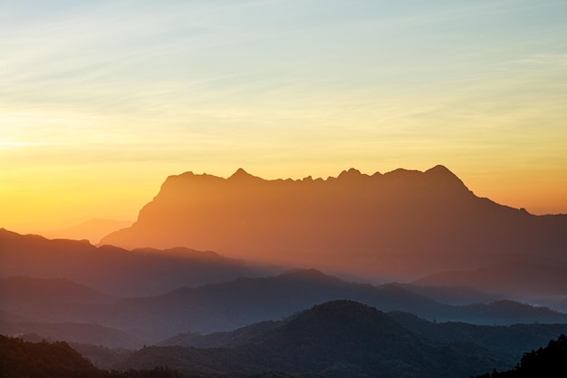 Nascer do sol no topo da montanha da tailândia