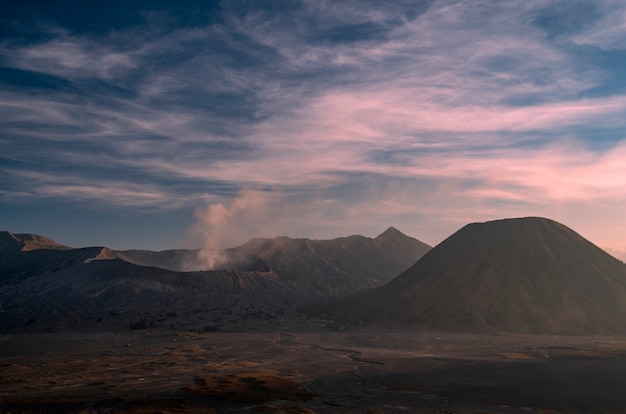 Nascer do sol no vulcão Bromo no Parque Nacional Bromo Tengger Semeru, Indonésia