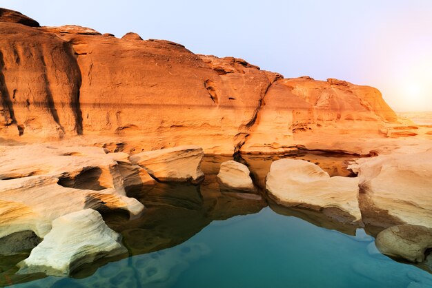 Nascer do sol novo dia em Sam Phan Bok Grand Canyon da Tailândia na província de Ubon Ratchathani