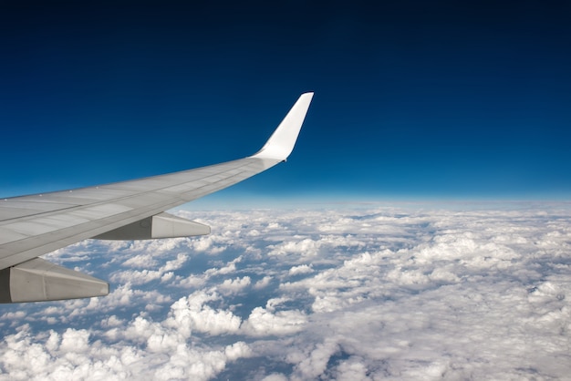 Nascer do sol nublado com asa de um avião. imagem para adicionar mensagem de texto ou quadro de site. conceito de viagem