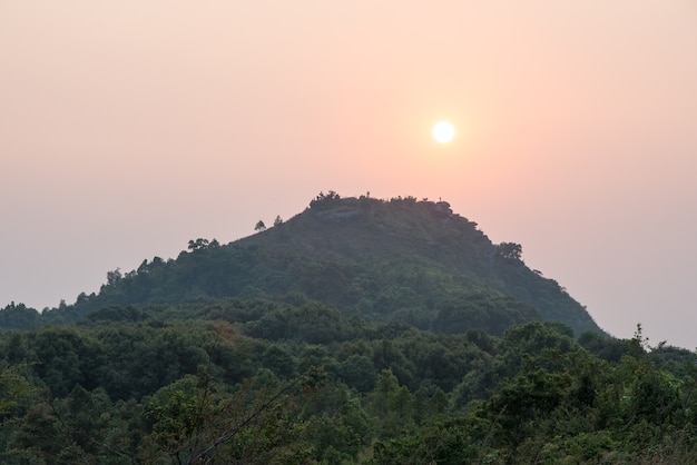 Nascer do sol paisagem em vista para a montanha no Parque Nacional de Ramkhamhaeng