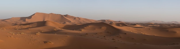 Nascer do sol panorâmico no deserto