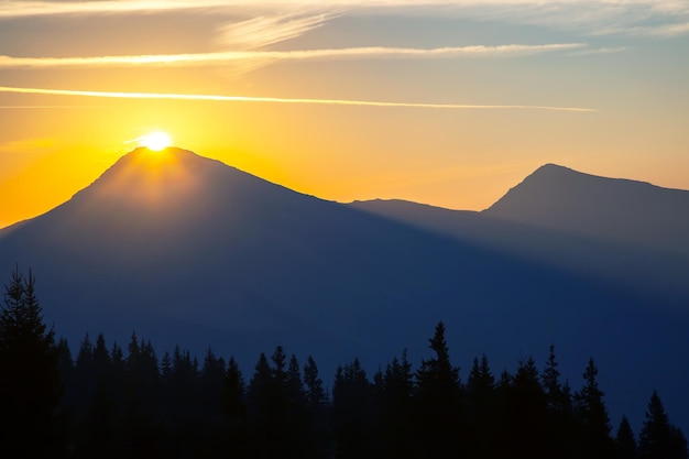 Nascer do sol pela manhã no topo de uma montanha nos Cárpatos ucranianos