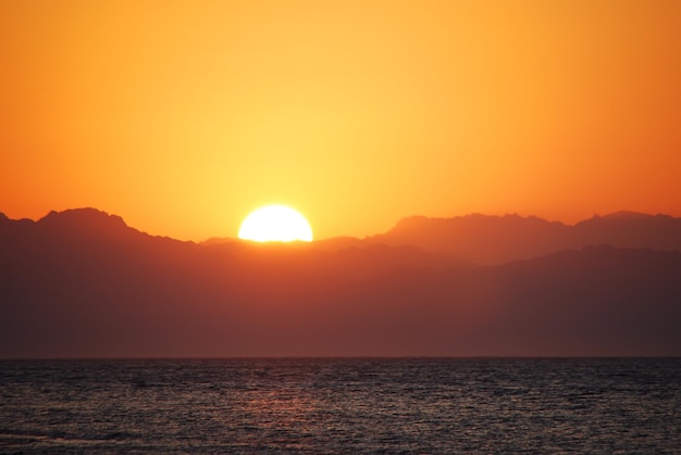 Nascer do sol quente no mar na metade do Egito