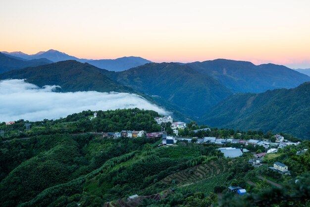 Foto nascer do sol sobre a fazenda cingjing no município de renai, no condado de nantou, em taiwan