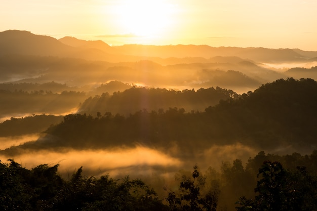 Nascer do sol sobre a montanha