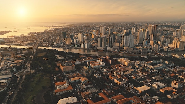 Foto nascer do sol sobre a paisagem da cidade com parque verde na margem do rio aerial arranha-céus modernos no centro de negócios