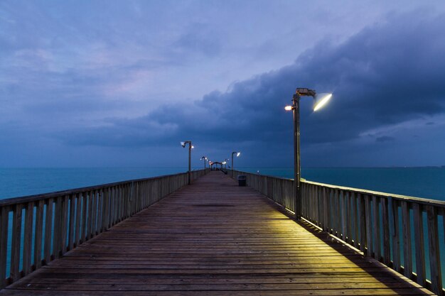 Nascer do sol sobre a ponte Queen Isabella Causeway, TX.