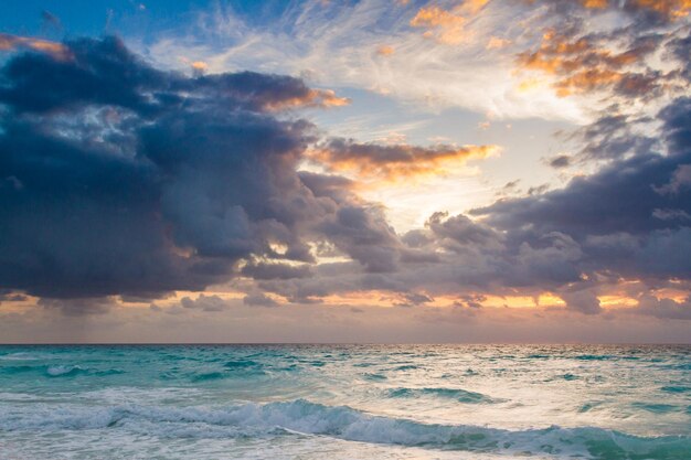 Nascer do sol sobre a praia no Mar do Caribe.