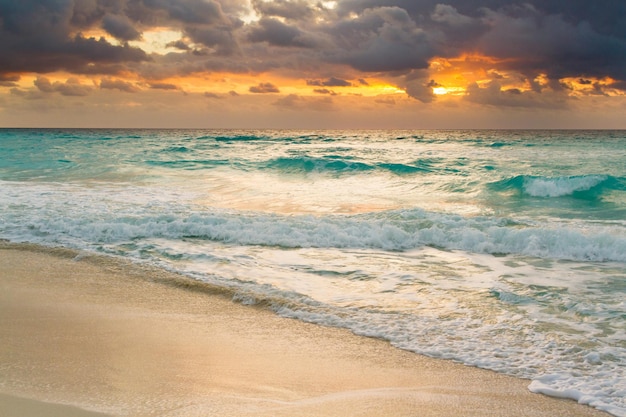 Nascer do sol sobre a praia no Mar do Caribe.