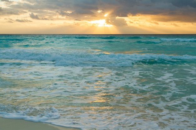 Nascer do sol sobre a praia no Mar do Caribe.