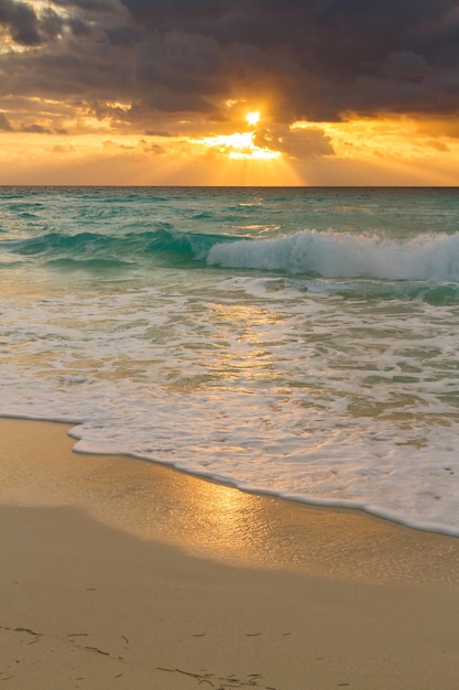 Nascer do sol sobre a praia no Mar do Caribe.