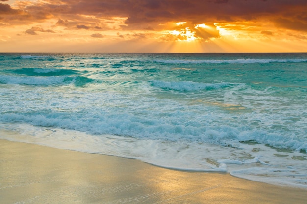 Nascer do sol sobre a praia no Mar do Caribe.