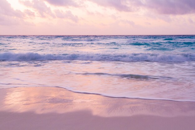 Nascer do sol sobre a praia no Mar do Caribe.