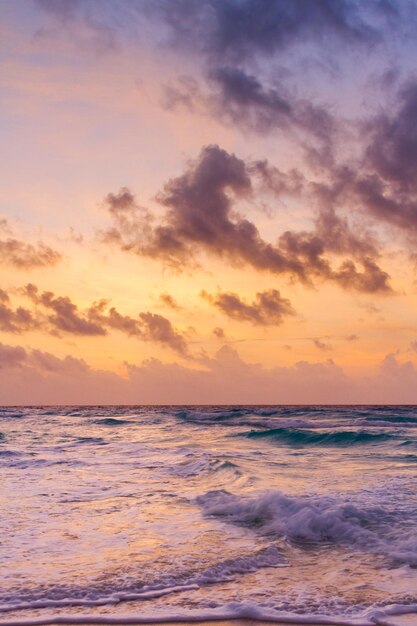 Nascer do sol sobre a praia no Mar do Caribe.