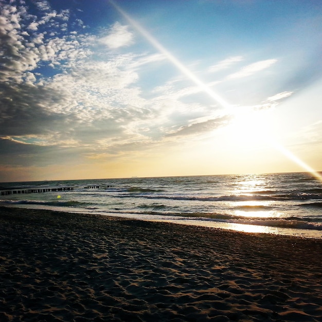 Foto nascer do sol sobre a praia