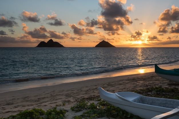 Nascer do sol sobre as ilhas gêmeas mokulua