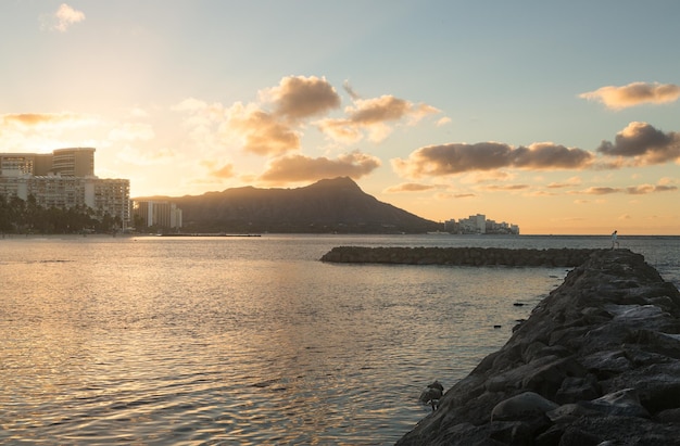 Nascer do sol sobre Diamond Head de Waikiki Havaí