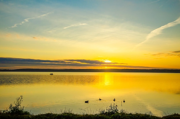 Nascer do sol sobre o lago no início da manhã.