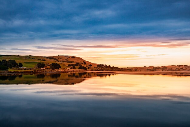 Foto nascer do sol sobre o lago