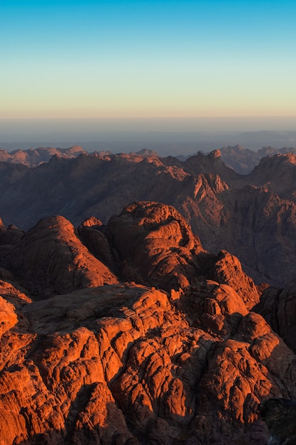 Nascer do sol sobre o Monte Sinai, vista do Monte Moisés