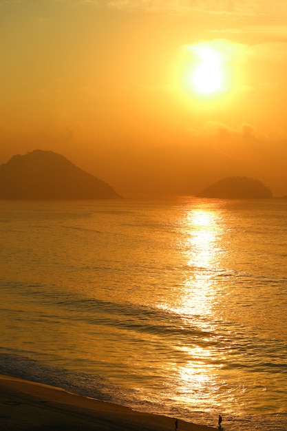 Nascer do sol sobre o Oceano Atlântico Vista da praia de Copacabana, Rio de Janeiro, Brasil