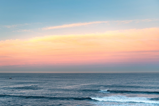 Nascer do sol sobre o Oceano Atlântico