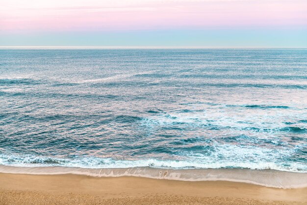 Nascer do sol sobre o Oceano Atlântico