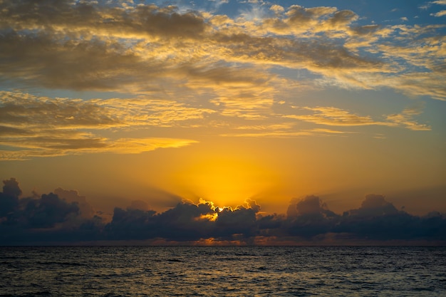 Nascer do sol sobre o oceano índico, na ilha de zanzibar, tanzânia, áfrica