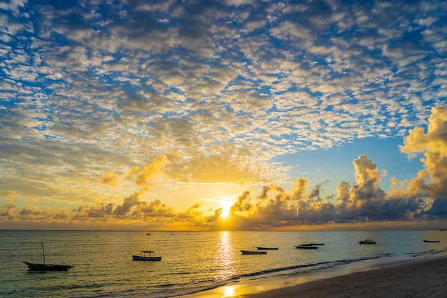 Nascer do sol sobre o oceano índico, na ilha de zanzibar