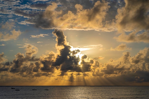 Nascer do sol sobre o Oceano Índico na ilha de Zanzibar Tanzânia África