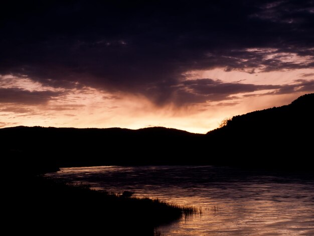 Nascer do sol sobre o Rio Colorado em Gypsum, Colorado.