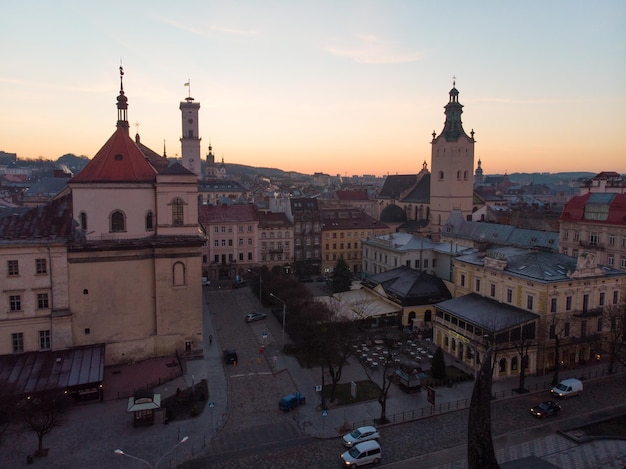 Nascer do sol sobre os raios de sol do punho da cidade europeia velha